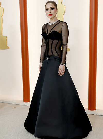 Sempat Dikabarkan Tak Bisa Hadiri Oscar, Lady Gaga Muncul di Red Carpet dengan Gaun Hitam Versace