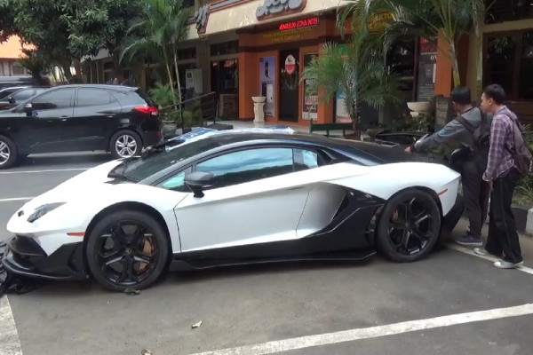 Ngemplang Pajak Rp104 Juta, Bule Rusia Pengendara Lamborghini Berpelat Nomor Domogotsky Minggat ke Dubai