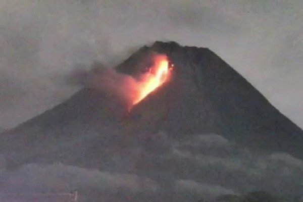 Lava Pijar Menyembur Dari Kawah Gunung Merapi, Ini Penampakannya