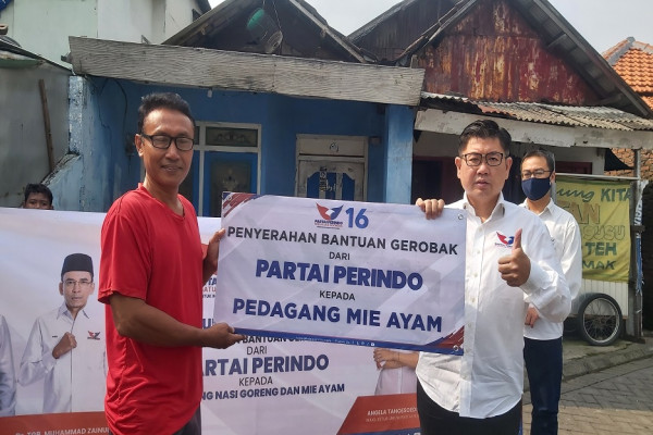 Demi Wujudkan Indonesia Sejahtera, Bacaleg Perindo Bagikan Gerobak Gratis untuk Pedagang Kecil