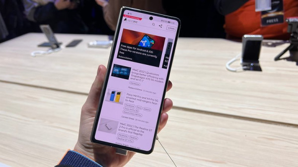 Pertarungan Adu Keren Desain Ponsel Lipat dan Kotak