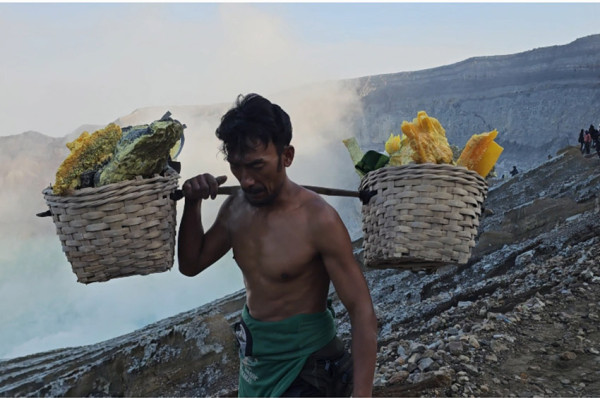 Ketika Galaxy S23 Series Mengejar Sunrise Ijen