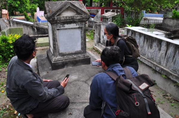 Indonesia Graveyard, Komunitas yang Gemar Berburu dan Menggali Sejarah Kuburan Unik