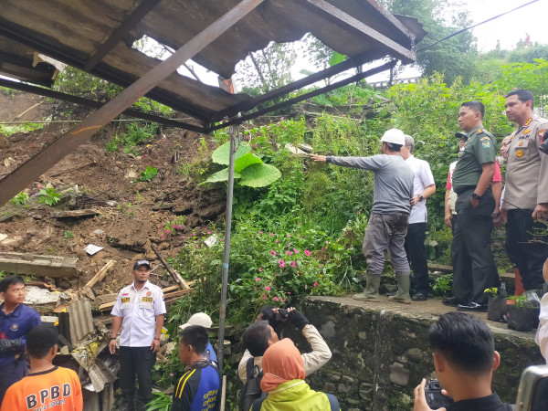 Penampakan Tebing Jalur Rel Kereta Api Longsor di Bogor Menimpa 5 Rumah