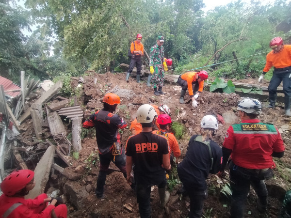 Penampakan Tebing Jalur Rel Kereta Api Longsor di Bogor Menimpa 5 Rumah