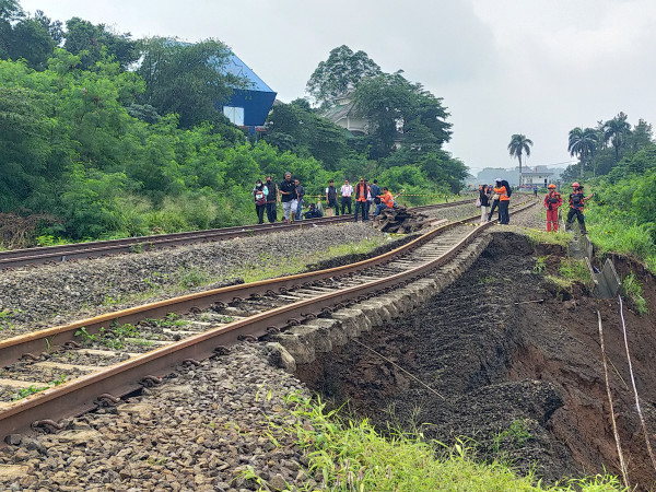 Kondisi Rel Kereta Api Bogor-Sukabumi Menggantung Akibat Tergerus Longsor