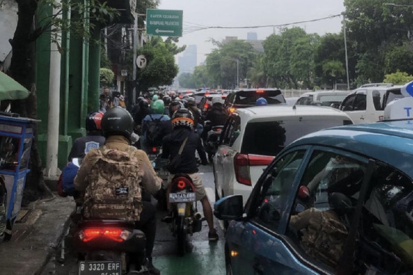 Usai Diguyur Hujan, Sejumlah Ruas Jalan di Jakarta Macet Panjang