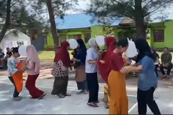 Aksi Polwan Cantik Pulihkan Trauma Anak-anak Korban Longsor Pulau Serasan Natuna