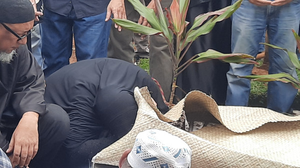 Nani Wijaya Meninggal Dunia, Anak Terus Ciumi Kaki sang Ibunda