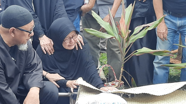 Nani Wijaya Meninggal Dunia, Anak Terus Ciumi Kaki sang Ibunda