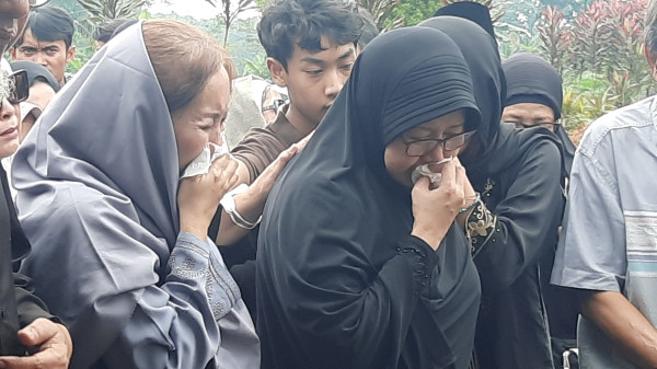 Tangis Keluarga Iringi Pemakaman Nani Wijaya di TPU Karang Tengah Sentul