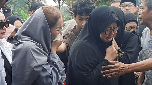 Tangis Keluarga Iringi Pemakaman Nani Wijaya di TPU Karang Tengah Sentul