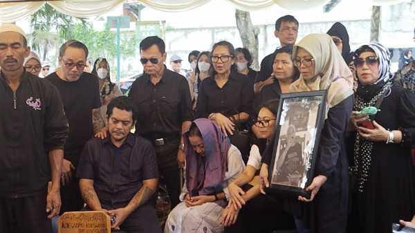 Suasana Pemakaman Nomo Koeswoyo, Diiringi Isak Tangis Keluarga