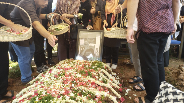 Suasana Pemakaman Nomo Koeswoyo, Diiringi Isak Tangis Keluarga