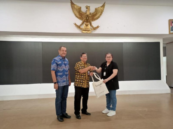 Bantu Warga, MNC Peduli Bersama Onesight Essilorluxottica Foundation Bagikan Kacamata di Kendal