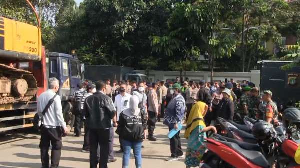 Eksekusi Pengosongan 14 Rumah di Perumahan Taman Duren Sawit Ricuh