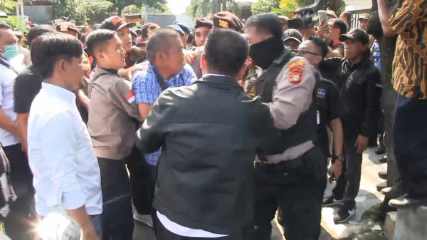 Eksekusi Pengosongan 14 Rumah di Perumahan Taman Duren Sawit Ricuh