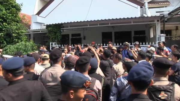 Eksekusi Pengosongan 14 Rumah di Perumahan Taman Duren Sawit Ricuh