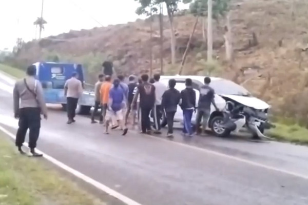 Minibus Terbalik di Tepi Jalan Menurun, 2 Orang Terluka