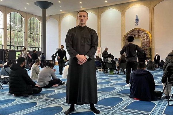 Miliarder Inggris Alfie Best JR Masuk Islam, Kejutkan Para Fans