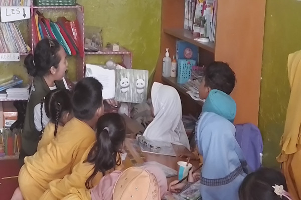Meriah! MNC Peduli Bacakan Dongeng untuk Anak-anak di Rumah Literasi Sagara Cianjur