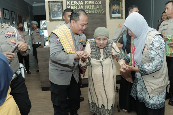 Tangis Sumina Pecah Melihat Anak Gadisnya Pulang Setelah Terpisah 37 Tahun