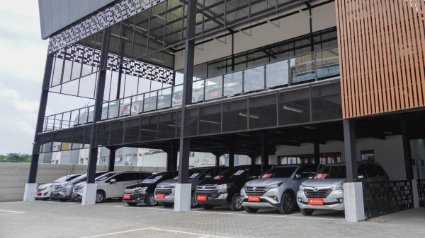 Ramaikan Bursa Mobil Bekas Jelang Lebaran, Caroline Buka Flagship Store di Serpong