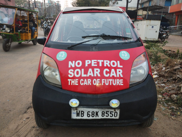 Pria India Sukses Ubah Mobil Termurah di Dunia Jadi Kendaraan Tenaga Surya