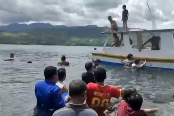 Hiu Paus Jantan Sepanjang 4,7 Meter Bikin Geger Warga Larantuka