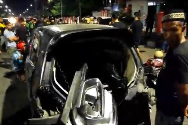 Tabrakan Beruntun 4 Mobil dan 1 Motor Gegerkan Warga Makassar