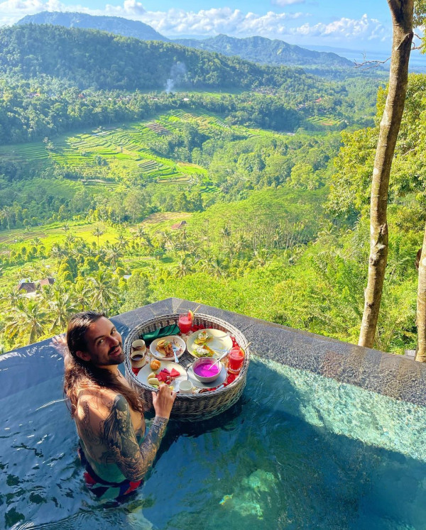 Bulan Madu di Bali, Jay Weinberg Drummer Slipknot Sebut Indonesia Tempat Paling Indah