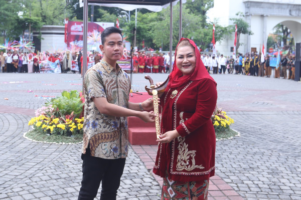 Di Acara Dugderan, Mbak Ita dan Gibran Teken MoU. Ada apa?