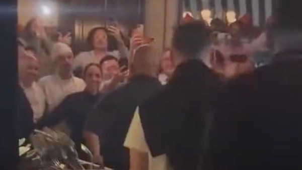 Lionel Messi Terjebak di Tengah Lautan Manusia, Sampai Dikawal Polisi Keluar Restoran