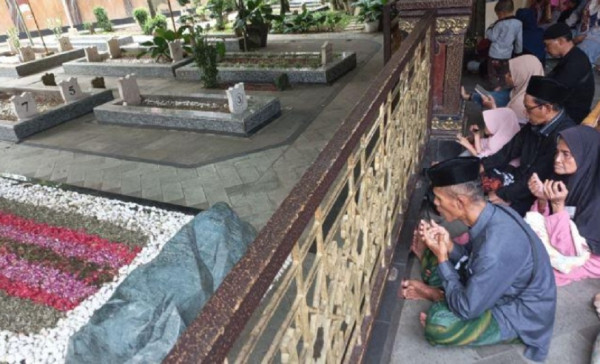 Jelang Ramadan, Makam Gus Dur di Ponpes Tebuireng Jombang Dibanjiri Peziarah