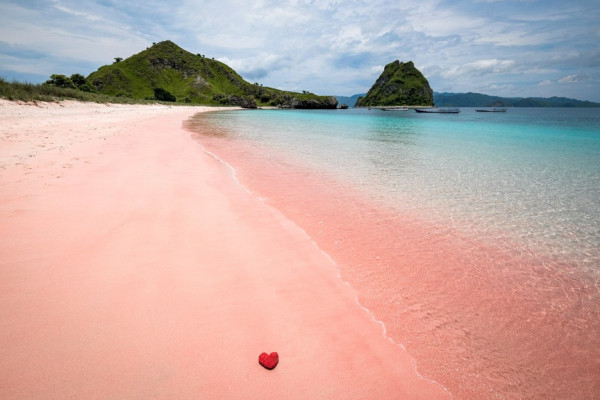 Deretan Pantai dengan Keindahan Menawan, Salah Satunya Ada di Indonesia