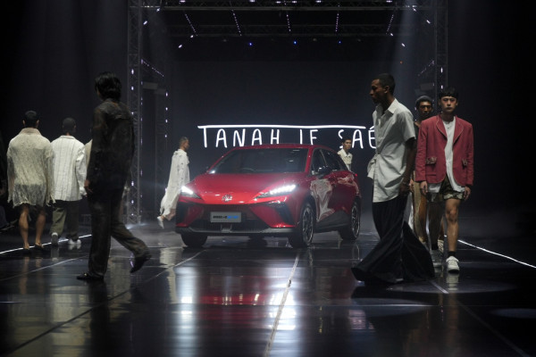Bikin Kejutan, MG4 EV Jadi Bintang Catwalk Jakarta Auto Runway