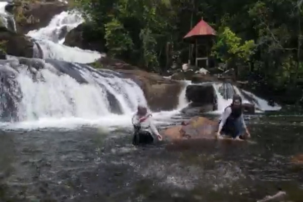 Bak Pecahan Surga, Ini Kecantikan Air Terjun Terumbun di Hutan Kepulauan Anambas