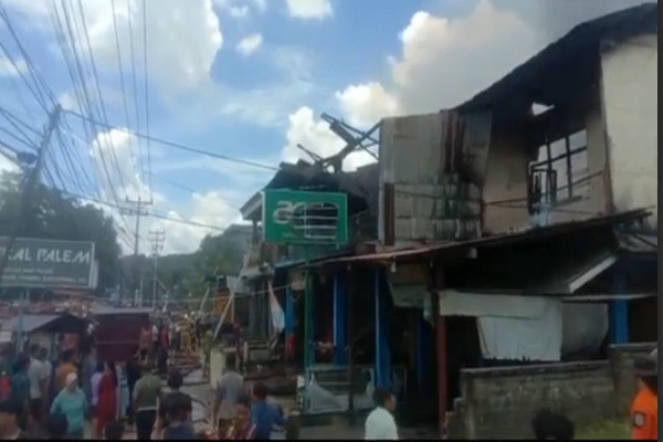 8 Ruko di Sintang Luluh Lantak Dilalap Kobaran Api, Warga Panik Berhamburan