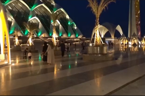Dipenuhi Jamaah, Begini Penampakan Salat Tarawih Perdana di Masjid Al Jabbar