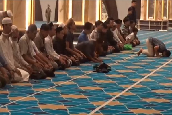 Dipenuhi Jamaah, Begini Penampakan Salat Tarawih Perdana di Masjid Al Jabbar