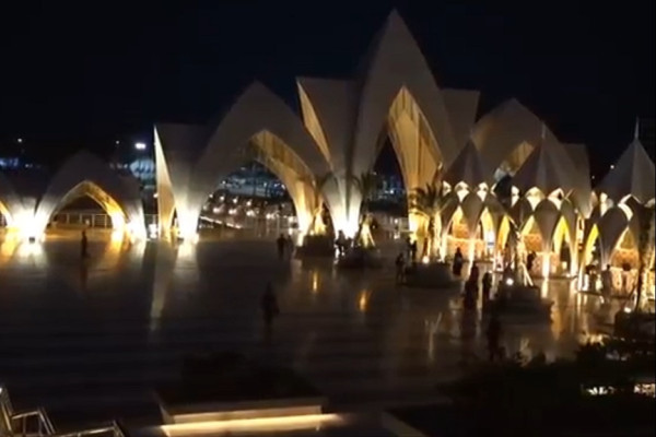 Dipenuhi Jamaah, Begini Penampakan Salat Tarawih Perdana di Masjid Al Jabbar