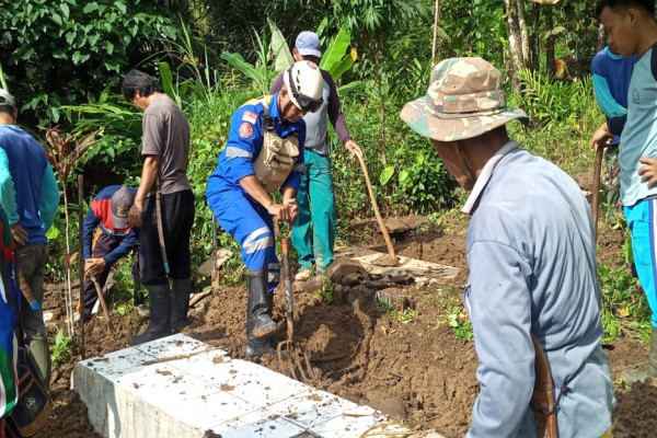 Bencana Tanah Gerak, 11 Makam di Cisompet Garut Dibongkar