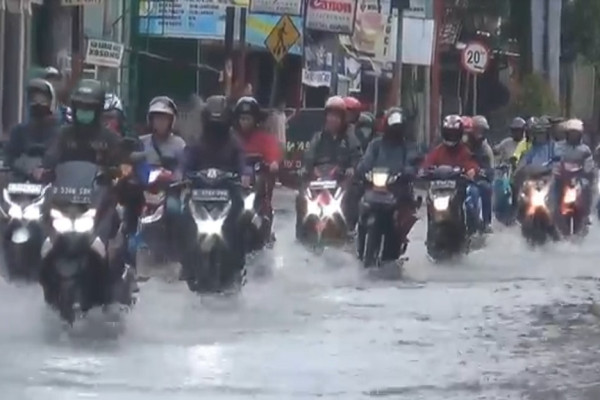 Hari Pertama Puasa Ramadan, Warga Soreang Bandung Kebanjiran