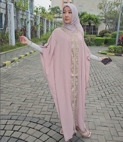 Lucinta Luna Pamer Penampilan Tertutup dengan Kaftan dan Hijab, Netizen: Ini Ukhti Apa Ikhwan?