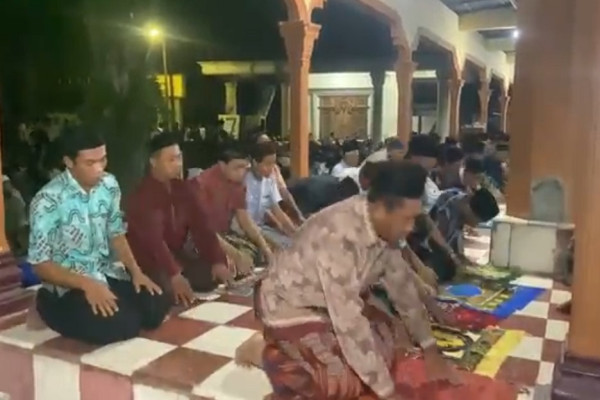 Salat Tarawih Super Kilat, 23 Rakaat Dilaksanakan Kurang Dari 10 Menit