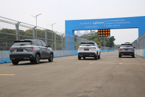 Disetrum Baterai, Ini Bedanya Akselerasi Wuling Almaz Hybrid dengan RS 1.5 L Turbo