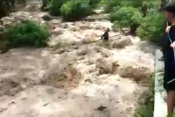 Viral! Pemancing di Madiun Terjebak di Tengah Banjir Bandang