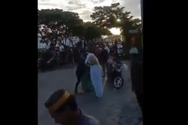 Memalukan! Usai Sahur, 2 Pasangan Pria dan Wanita Berkelahi di Tengah Jalan