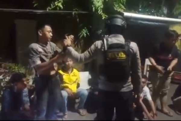 Makassar Mencekam! 2 Kelompok Pemuda Saling Serang Pakai Panah dan Batu