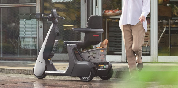 Toyota Resmi Hadirkan Skutik Roda 3 untuk Kaum Lansia